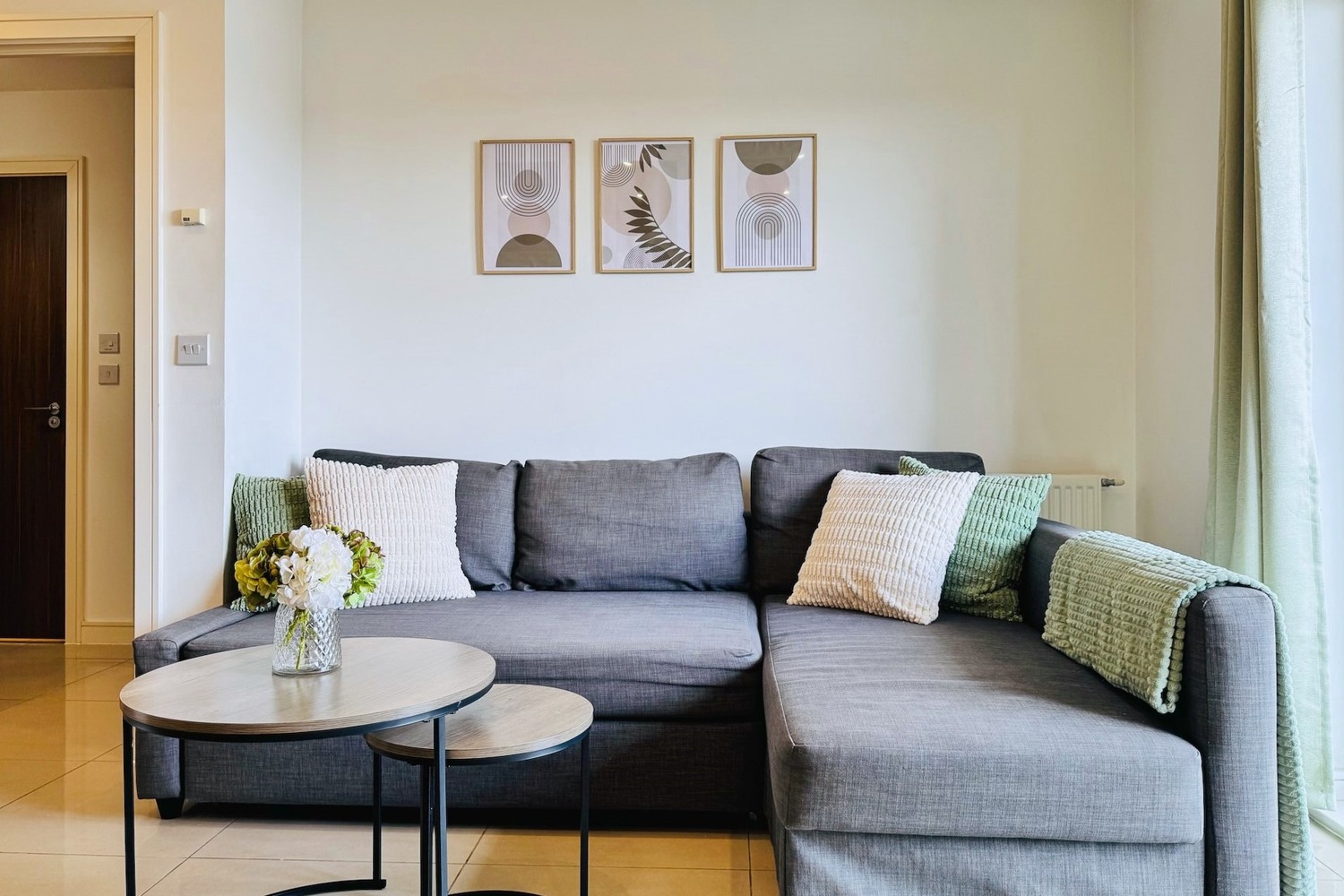 Living area, Crested Court