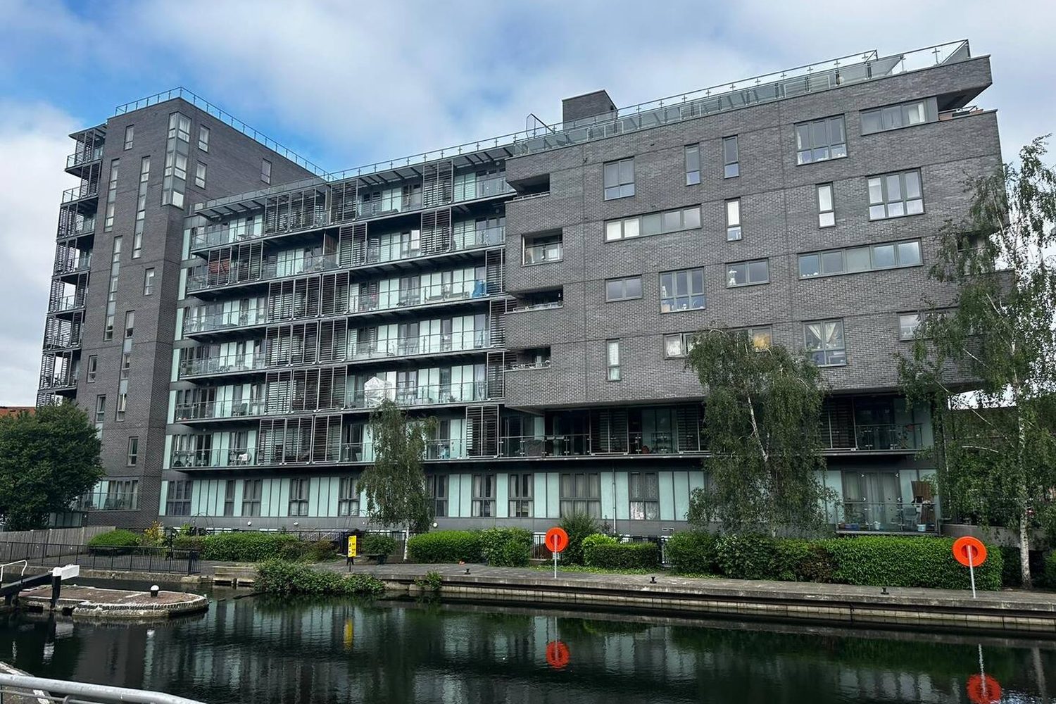 The building & waterside, Lascar Wharf
